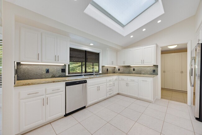 Building Photo - 9168 Eastside Rd