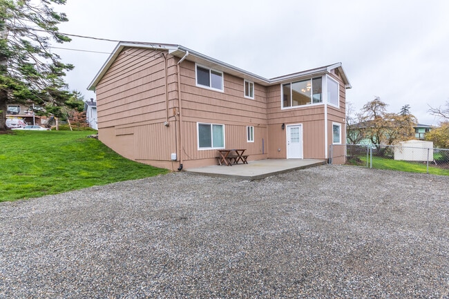 Building Photo - 4 Bed 2 bath Home in the Heart of Oak Harbor