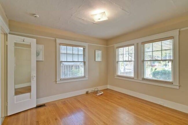 Building Photo - 2 Bed, 2 Bath Craftsman Style Home by Down...