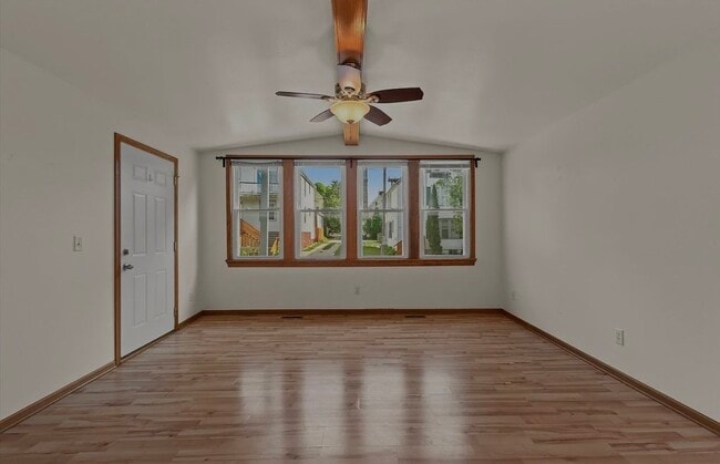 Building Photo - 928 E Land Pl