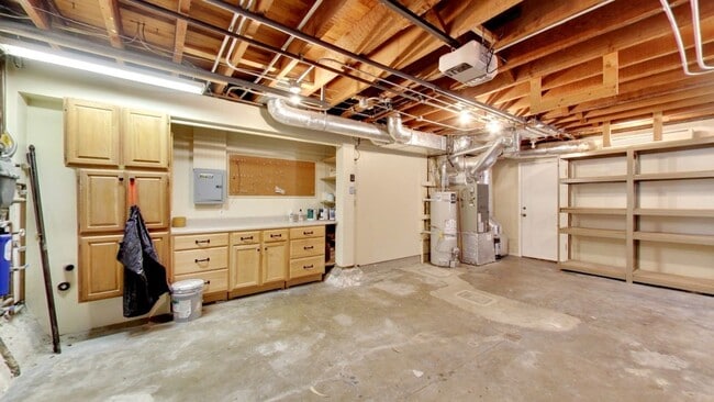Building Photo - Lakeside 3 Bedroom / 3 Bathroom Single Fam...