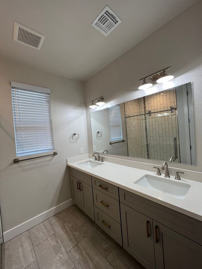 Building Photo - 3 Bedroom + Office in Highlands Ranch, Chi...
