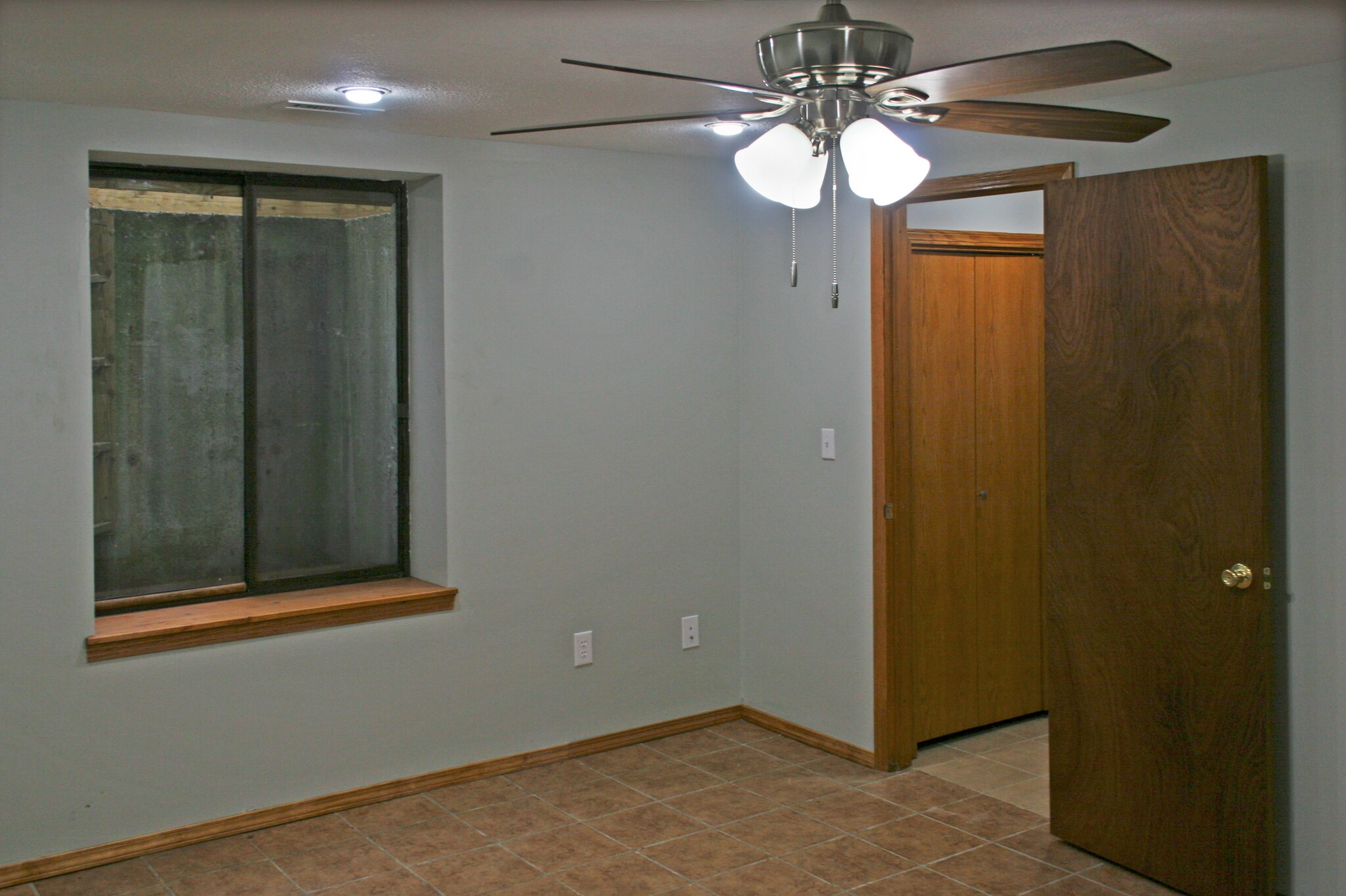 Basement Bedroom - 8918 E Hurst St