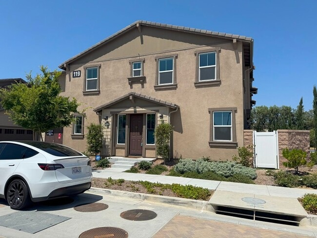 Building Photo - Beautiful House in the heart of Temecula -...