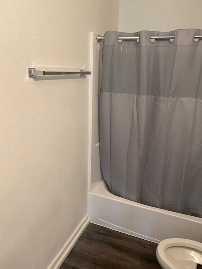 Building Photo - Fully Updated Home Just A Short Distance T...