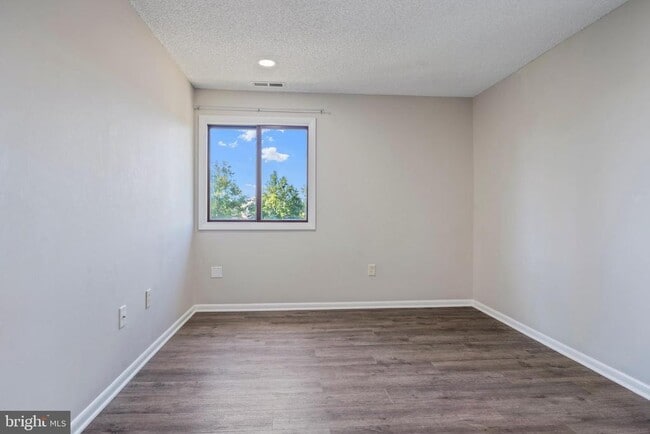 Building Photo - 607 Ravens Crest Dr