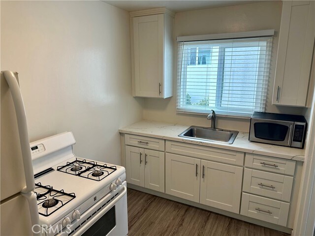 Building Photo - 405 Avenida Victoria