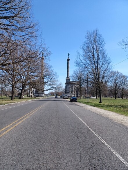 Across the street, the arches - 1720 Memorial Ave