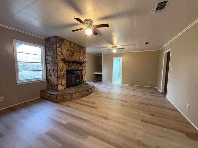 Building Photo - Amazing 4 bedroom/2 bath Home with Fireplace and Central Air & Heat!