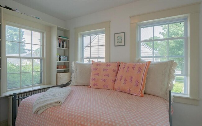 Building Photo - 122 Ruggles Ave