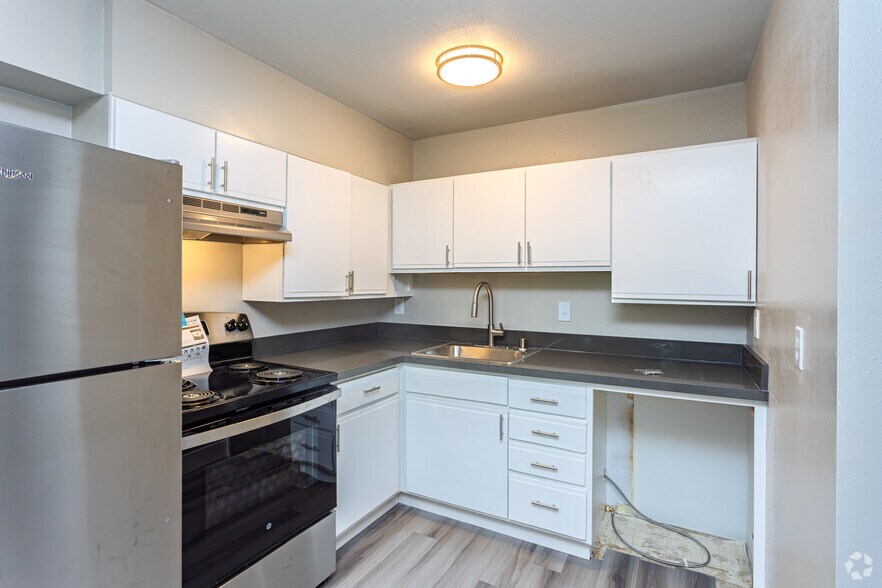2BR, 1BA - 825SF - Kitchen - Timber Heights