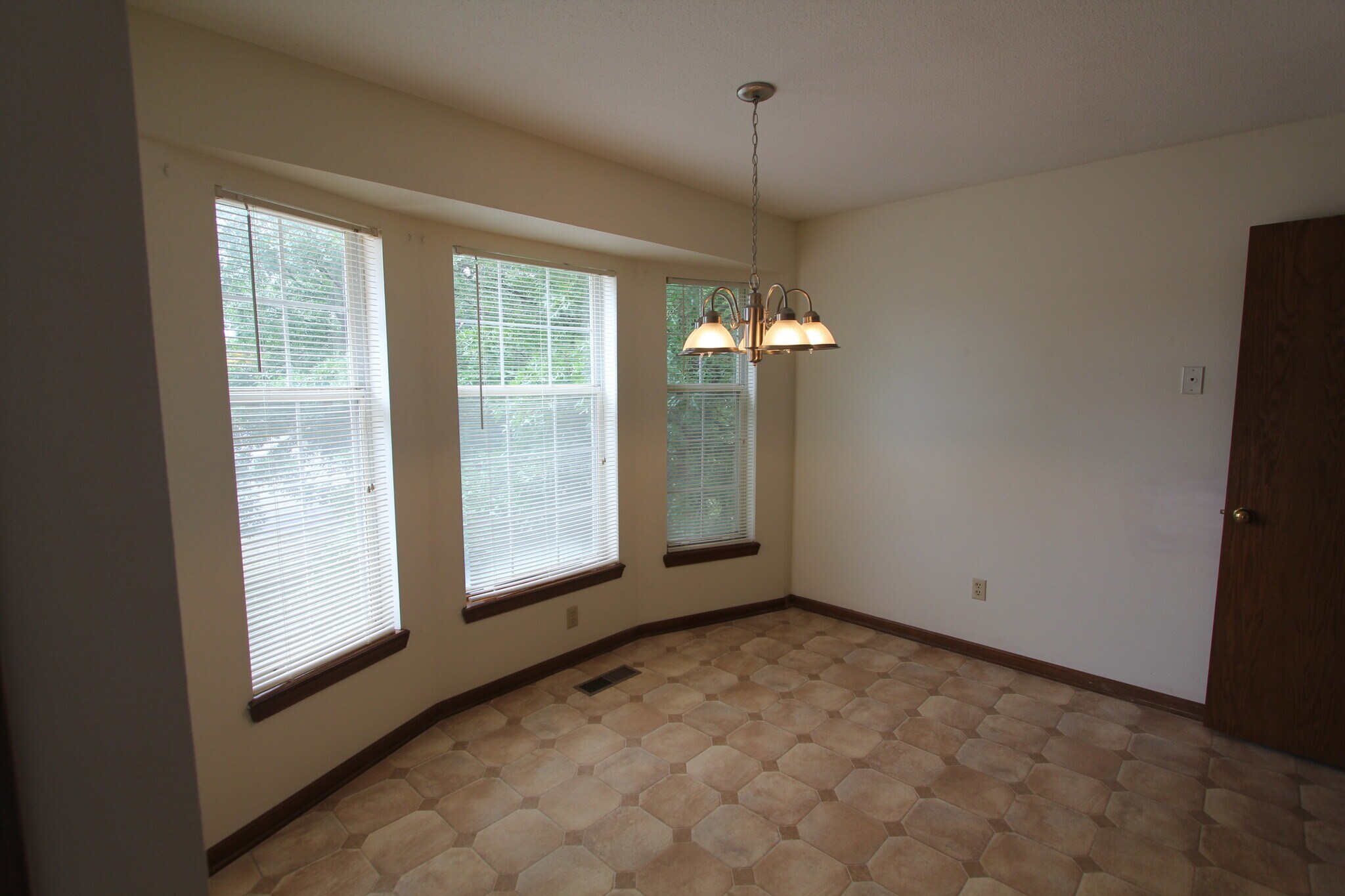 Building Photo - 1312 NW Village Dr