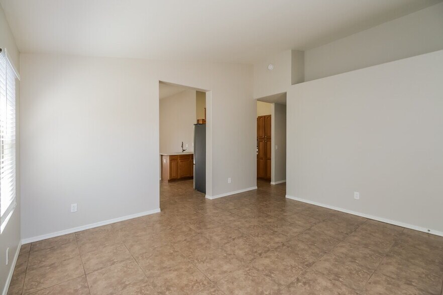 Building Photo - 1033 E Yuma Ave