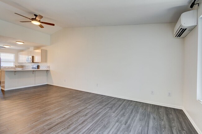 Building Photo - 3 bed 2 bath Condo in Town
