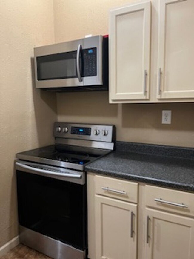 Building Photo - Spacious 5 Bed Home-Freshly Painted, New Roof, Stainless Steel Appliances, located on a Corner Lo...