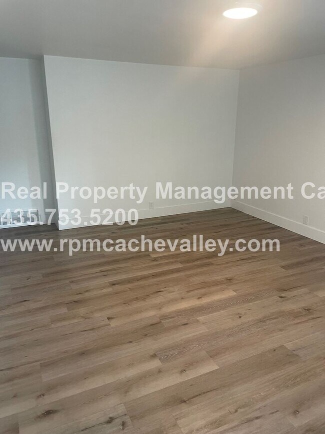 Building Photo - 495 E 900 N