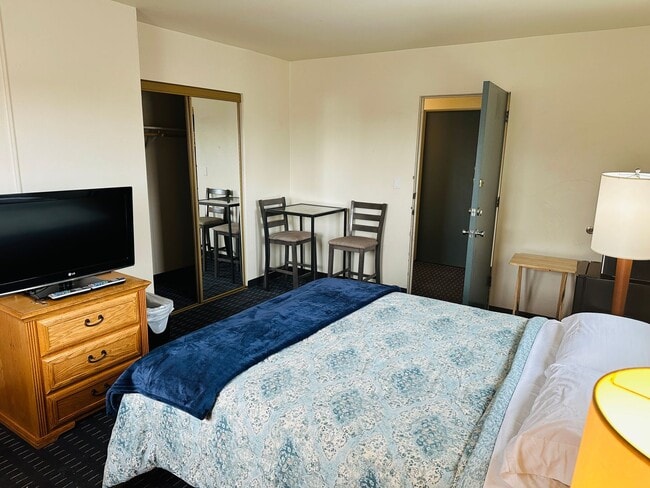 Building Photo - Furnished Studio Near Hospitals with WiFi, Cable TV and laundry