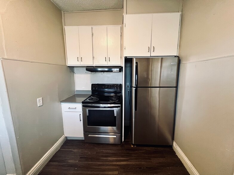 Kitchen - 604 Burton Ave