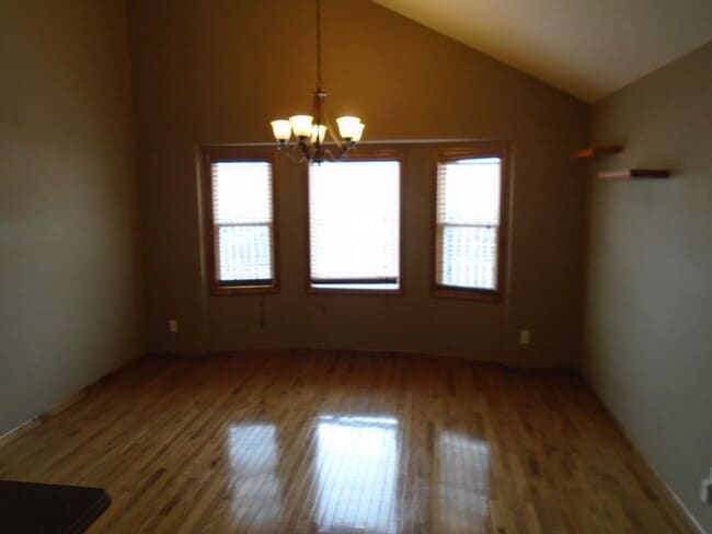 Building Photo - Beautiful Home Great Location