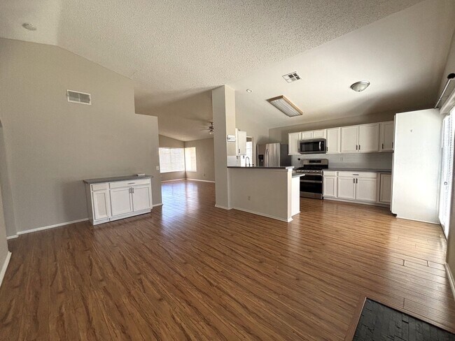 Building Photo - Reduced...Apply Now!