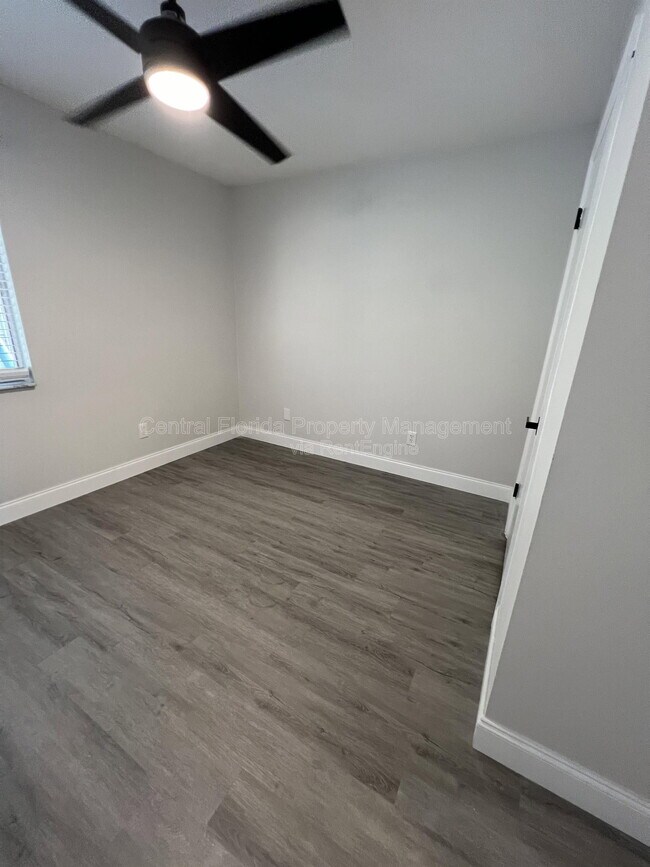 Building Photo - 914 Robinhood Ct