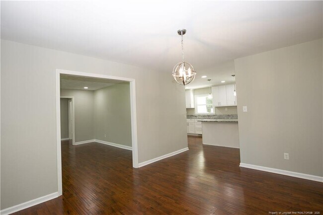 Building Photo - 906 N Glenwood Trail