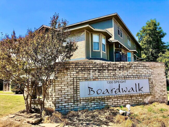 Building Photo - Spacious 2 Bed, 2.5 Bath Condo on Speight Ave with Private Porch & Community Pool