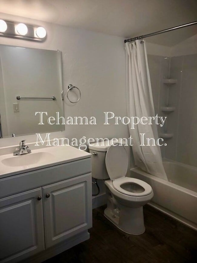 Building Photo - Upstairs ADU Alley house in downtown Red Bluff