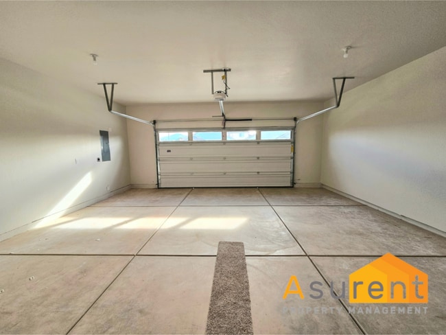 Building Photo - Newly Constructed 3 Bedroom, 2.5 bathroom SW Medford Home