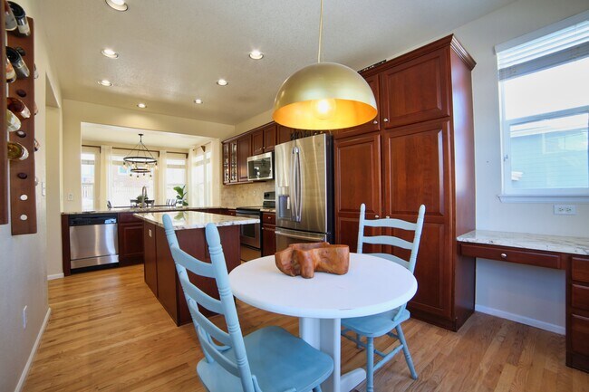 Breakfast nook and desk - 10926 Brooklawn Rd