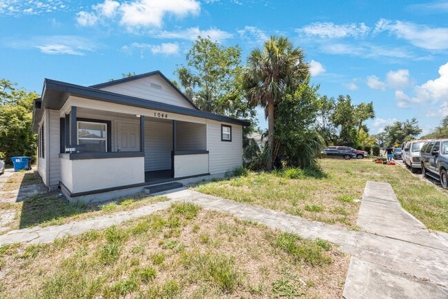 Primary Photo - Cute 3bdrm/1bath House ** Section 8 OK ** ...