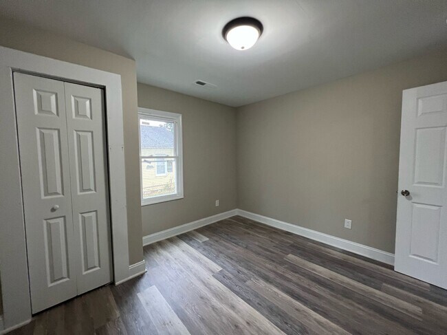 Building Photo - 3 Bedroom 1 Bathroom Home Located In Green...