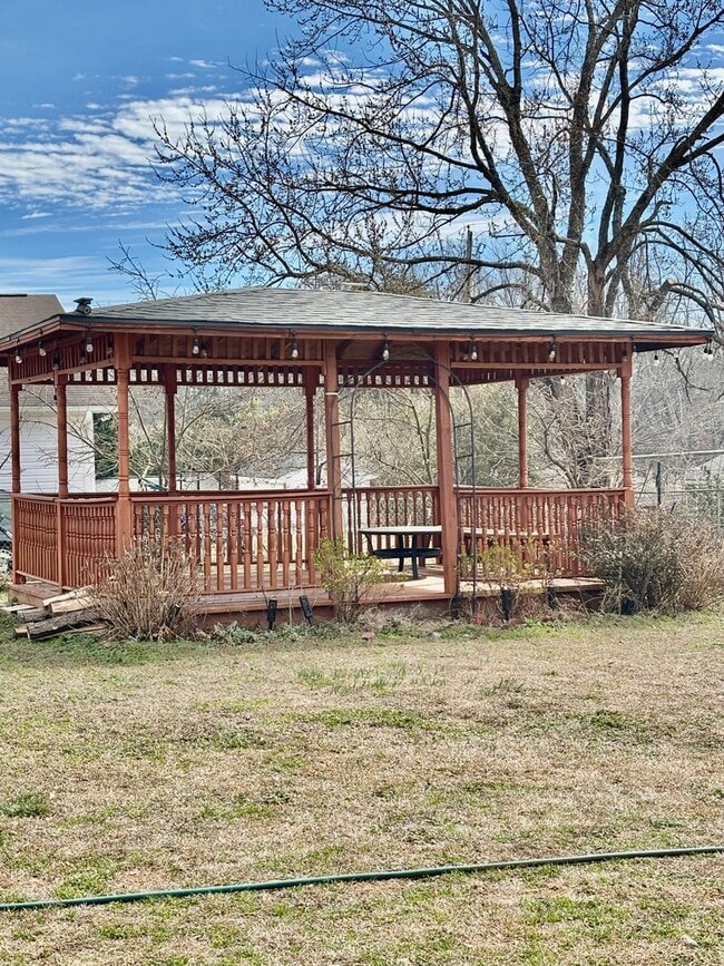 Building Photo - 3 Bedroom 2 Bath home