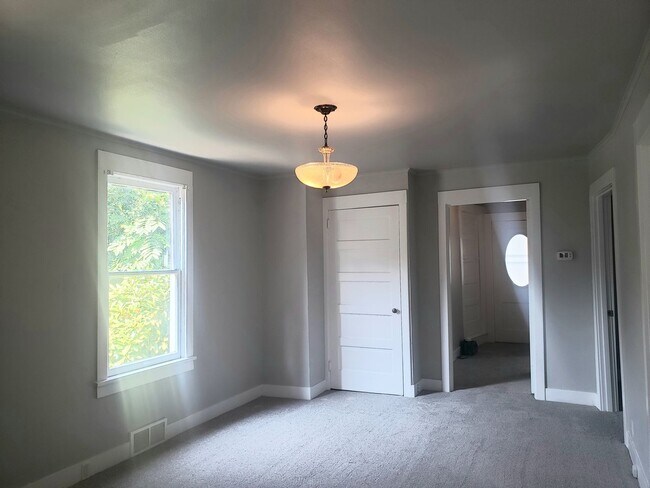 Building Photo - 3 Bedroom Near Elevator and Downtown Orego...