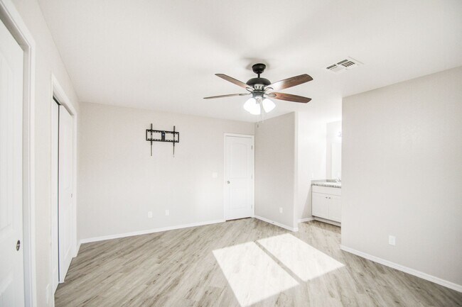 Building Photo - Large 1 + Acre Lot with 3 bedroom home in ...