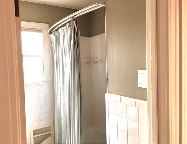 Building Photo - 1306 Oxford Ave