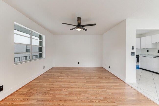 Building Photo - 560 Capri Ln