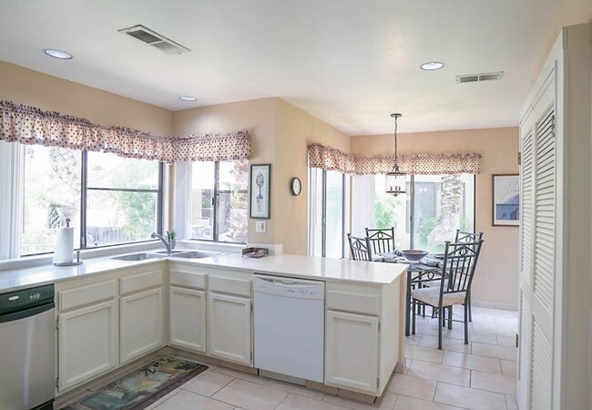 Primary Photo - Beautifully Furnished Condo with Mountain ...