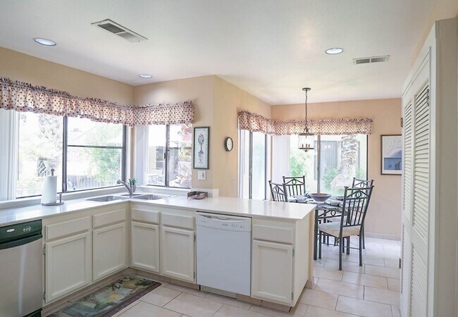 Building Photo - Beautifully Furnished Condo with Mountain Views