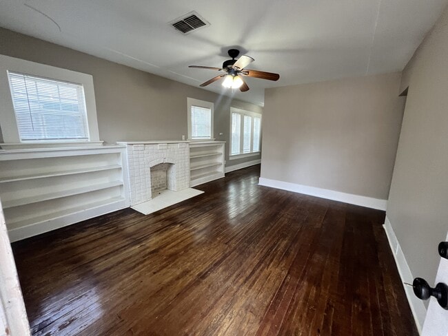 Building Photo - 916 N Austin St