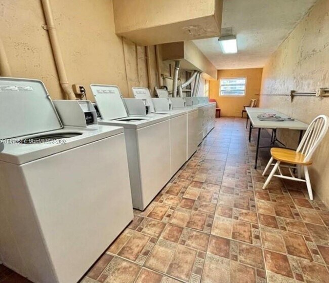 Building Photo - 1280 W 54th St