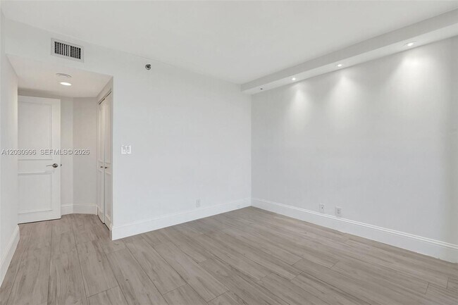 Building Photo - 1000 W Island Blvd