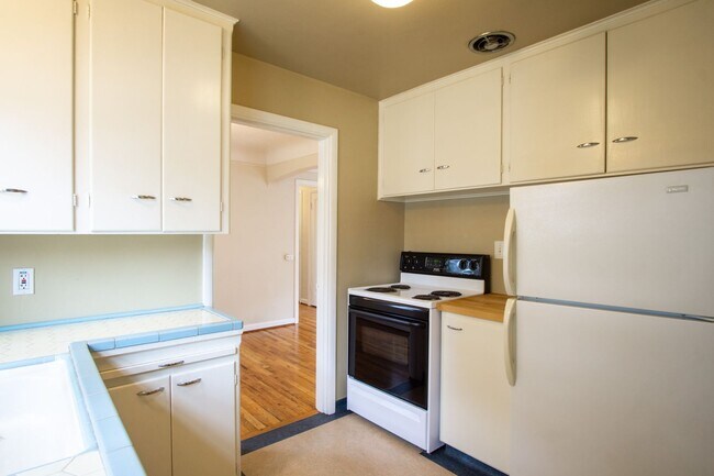 Building Photo - Fabulous Nob Hill 1Bdr Corner Apartment in Courtyard Building!