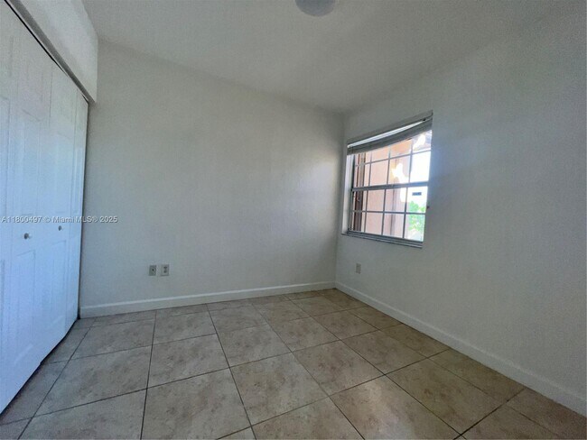 Building Photo - 1480 NE 33rd Ave