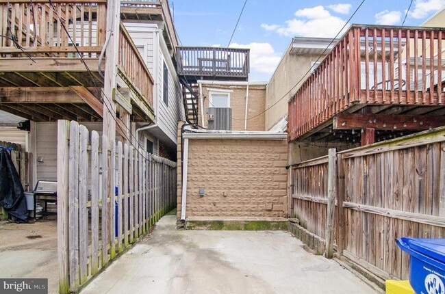 Building Photo - 1815 S Charles St