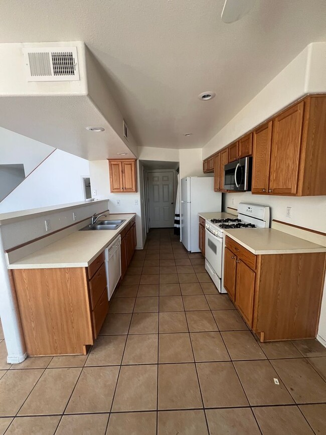 Building Photo - AVAILABLE NOW: 3 Bedroom Townhome Westside...