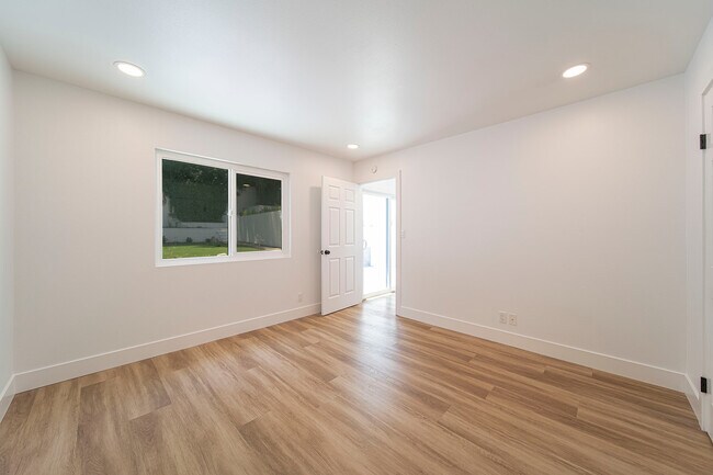 Building Photo - 9455 Hillhaven Ave