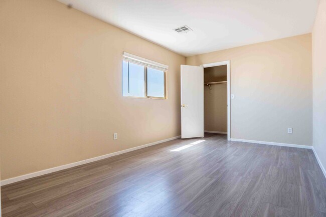 Building Photo - 5558 Rollins St