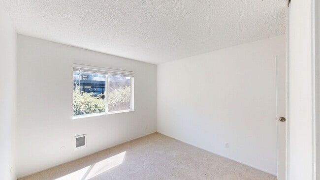 Building Photo - 495 Ignacio Blvd