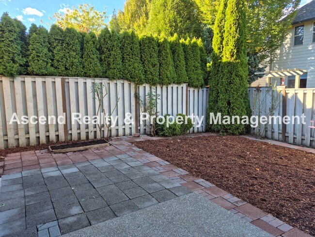 Building Photo - Available Immediately Minutes to Orenco Sh...